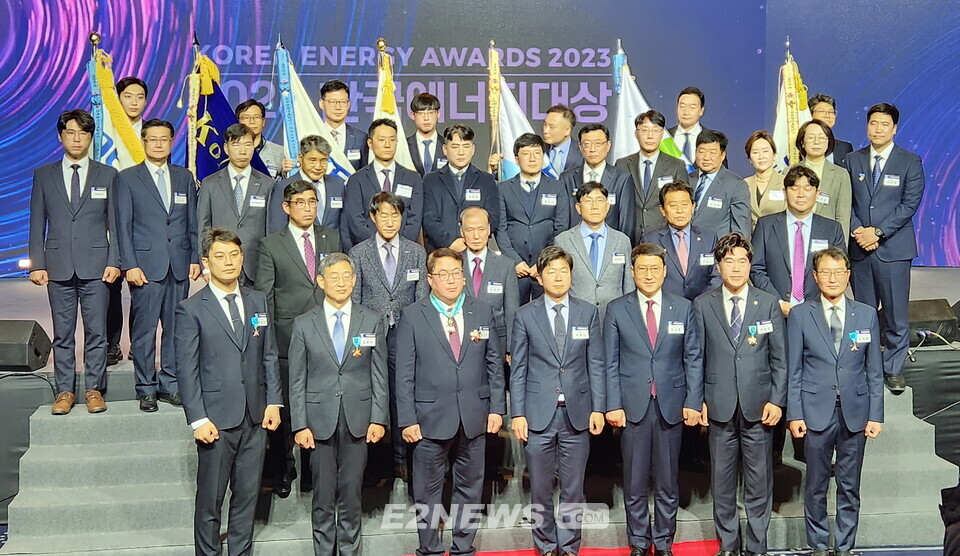 2023 한국에너지대상 수상자들이 기념사진을 찍고 있다.