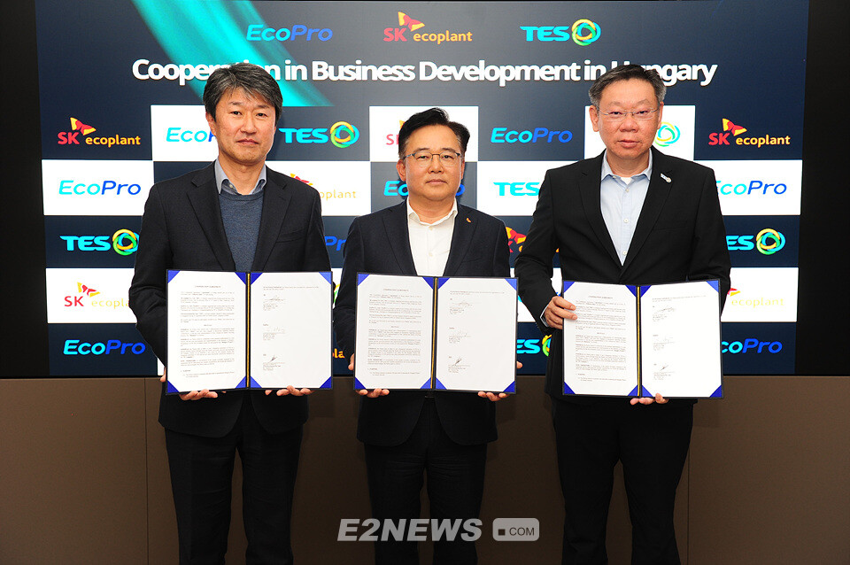 박경일 SK에코플랜트 사장(가운데), 송호준 에코프로 대표(왼쪽), 테렌스 응 테스 회장이 협약서를 들고 협력을 다짐하고 있다.