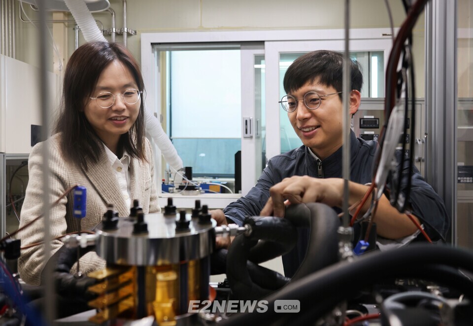 김영 기계연구원 책임연구원(왼쪽)과 이동근 선임연구원이 압축기 스택을 점검하고 있다.