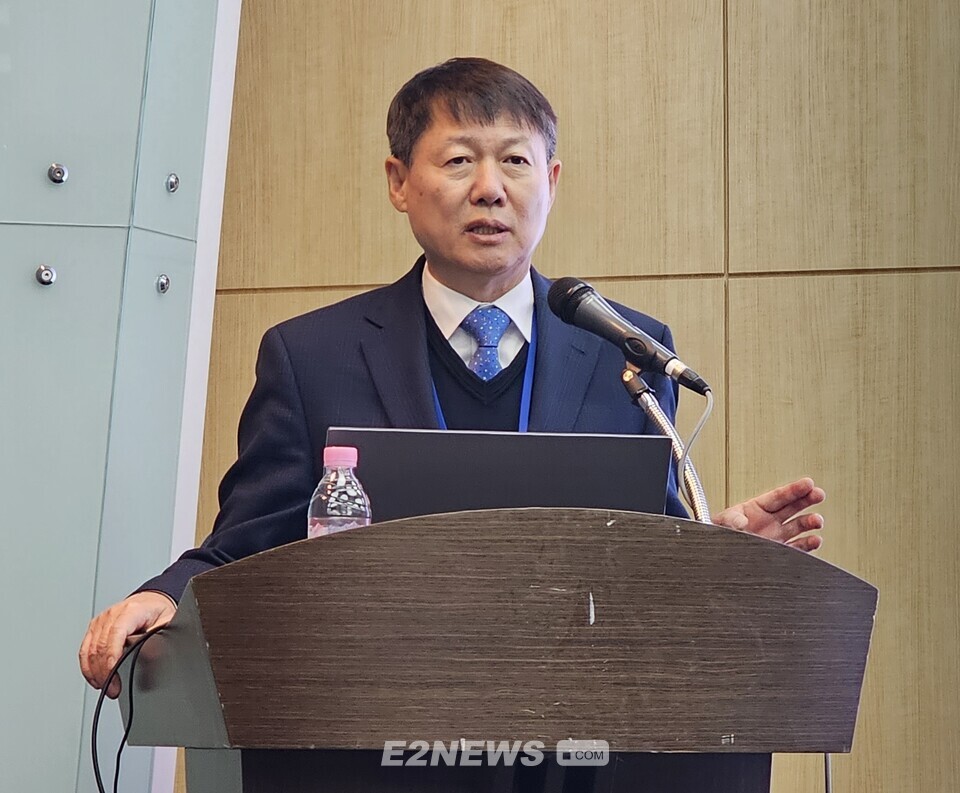 송락현 수소및신에너지학회장이 3차 이사회 개회사를 하고 있다.