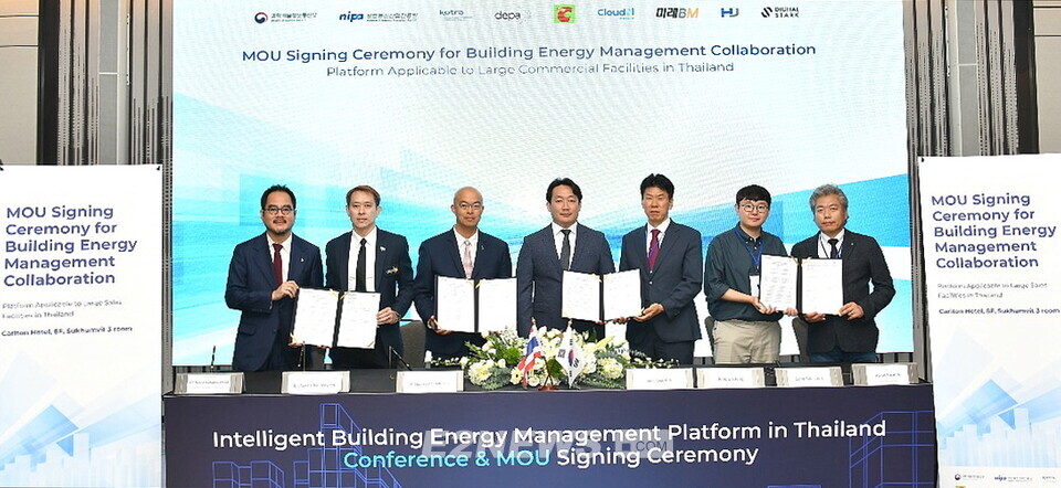 국내 ESCO업체가 태국 방콕에서 마트 30여 곳에 대한 에너지효율개선사업 계약을 체결하고 있다.