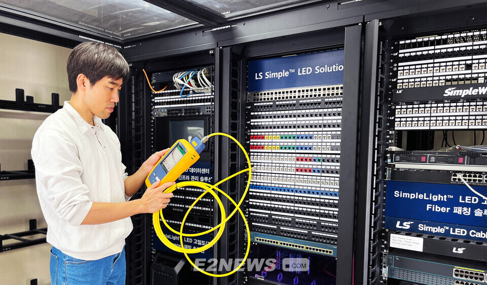 LS전선 직원이 데이터센터에서 PoE 케이블을 점검하고 있다.