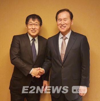 김동섭 석유공사 사장(오른쪽)과 이치로 타카하라 조그멕 CEO가 악수를 하고 있다.