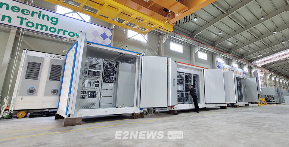 충북 음성군 다츠에너지 음성1공장에서 일본 수출을 앞둔 ESS가 성능시험을 하고 있다.