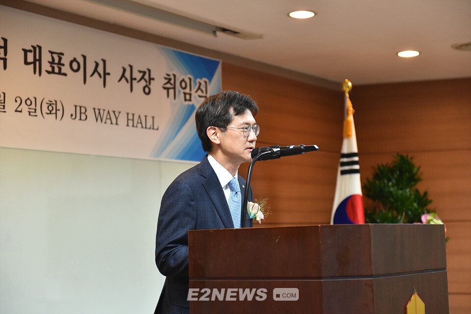 김영석 신임대표가 취임식을 겸한 시무식에서 향후 계획을 밝히고 있다.