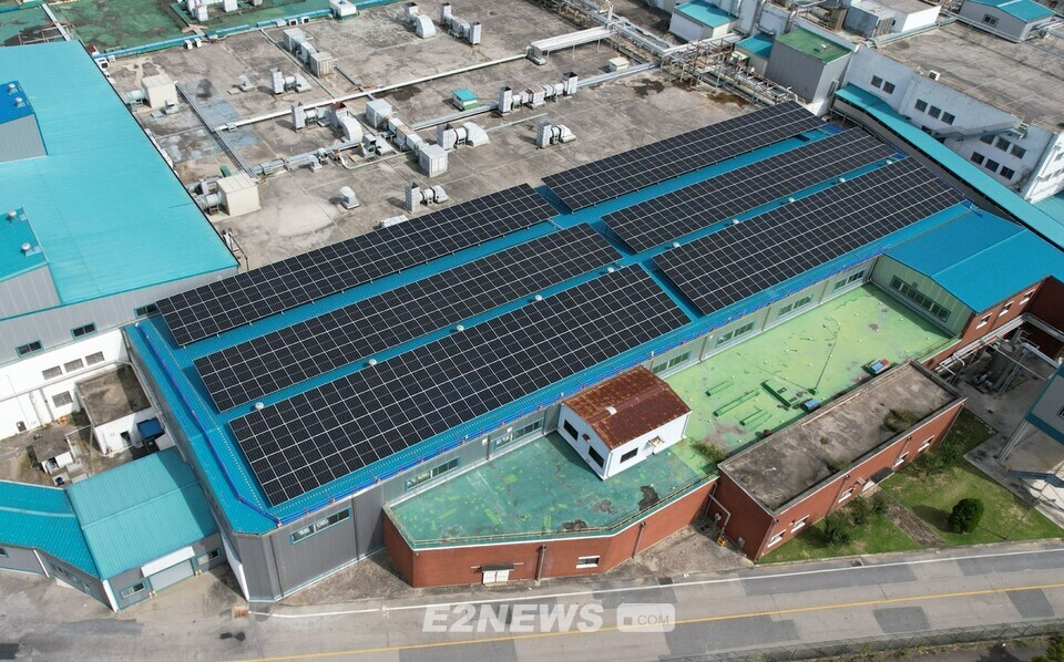 휴비스 공장 지붕에 설치된 자가소비형 태양광발전시설.