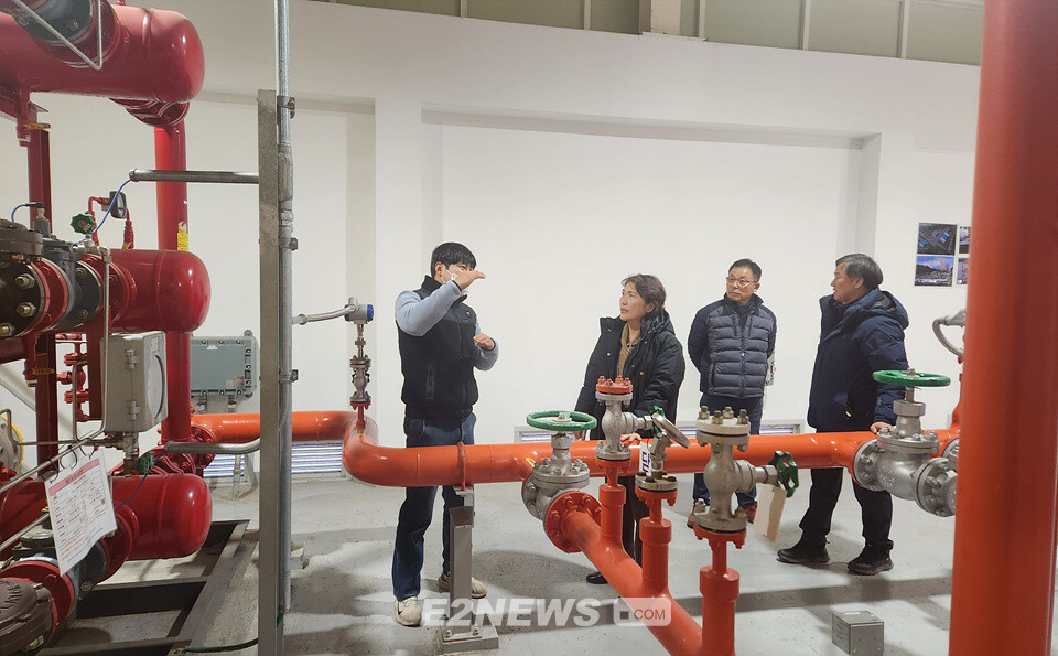 김국진 공사 경남서부지사장(왼쪽 두 번째)이 LPG배관망사업장을 찾아 현장 관계자로부터 운용실태에 대한 설명을 듣고 있다.