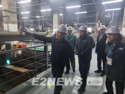 최남호 산업부 2차관이 곽채식 가스안전공사 이사와 함께 가스시설 안전관리 실태를 점검하고 있다.