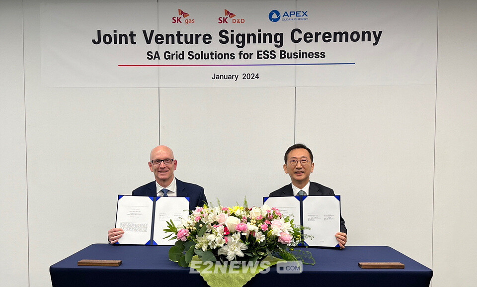 켄 영 Apex CEO(왼쪽)와 윤병석 SK가스 사장이 ESS 사업을 위한 합작법인 설립 및 투자계약 협약서에 서명한 후 협력을 다짐하고 있다.