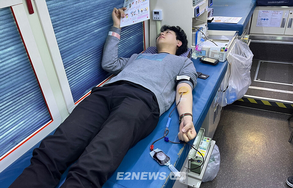 JB 직원이 헌혈 캠페인에 참여하며 생명 나눔을 실천하고 있다.