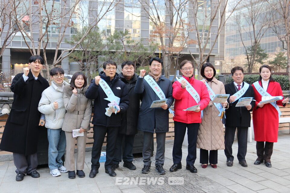 한전 서울본부가 30일 서울 종로구 청진공원 일대에서 겨울철 에너지절약 캠페인을 전개했다.