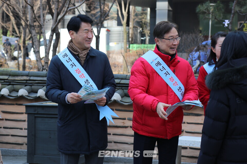 (왼쪽부터) 전시식 한전 서울본부장과 최재형 국민의힘 의원이 에너지절약 홍보 팜플릿을 시민들에게 전달하고 있다.