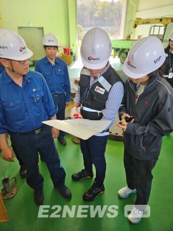 석유공사 직원들이 안전점검을 하고 있다.