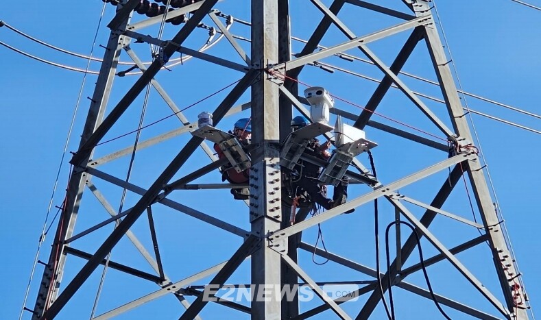 한전 관계자들이 송전철탑에 산불감시 시스템을 설치하고 있다.