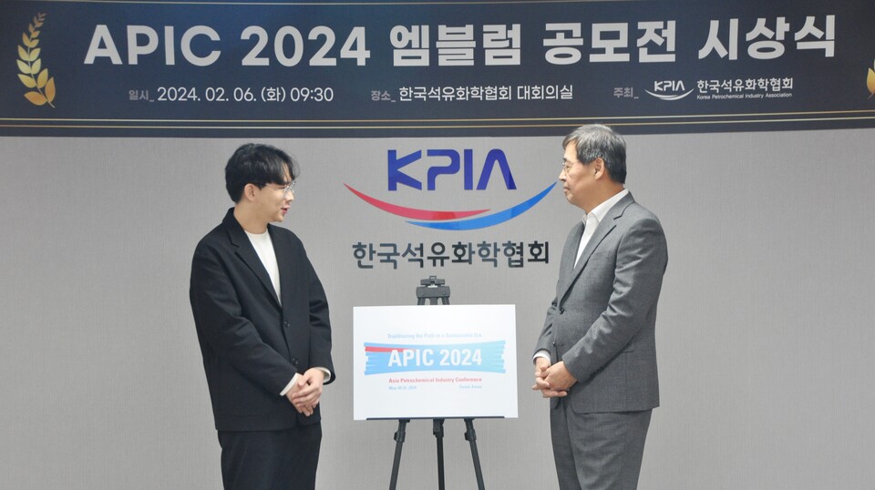 김상엽 학생 엠블럼이 최우수상으로 선정됐다. 오른쪽은 신학철 석유화학협회장.