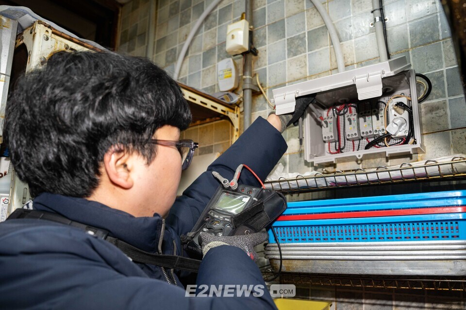 전기안전공사 경남지역본부 직원이 창원 상남시장 내부 상점의 전기설비를 점검하고 있다.