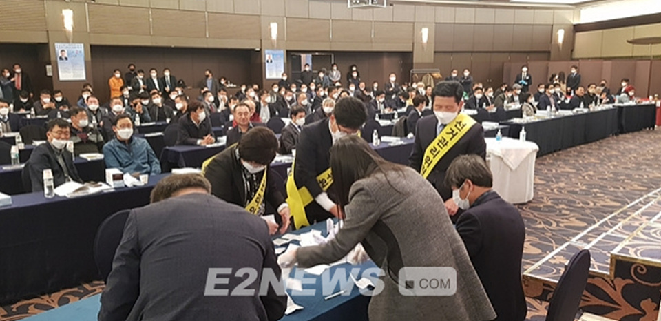 지난 2020년 4월 신임회장을 선출하는 한국LPG판매협회중앙회 정기총회에서 대의원들의 투표 후 선거관리위원회 위원들이 투표용지를 검표하는 모습.