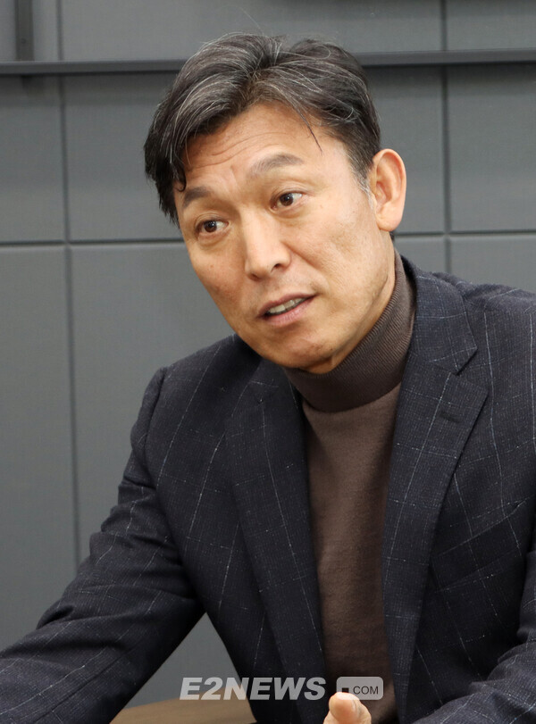 김영문 동서발전 사장이 울산 본사 집무실에서 인터뷰하고 있다.