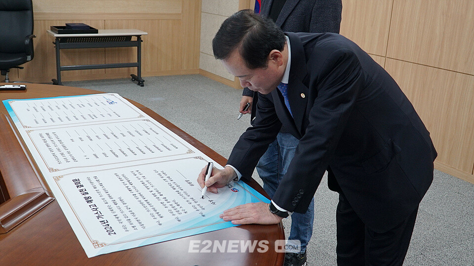 가스사고 예방을 위한 실천 결의문에 박경국 사장이 첫 주자로 서명하고 있다.
