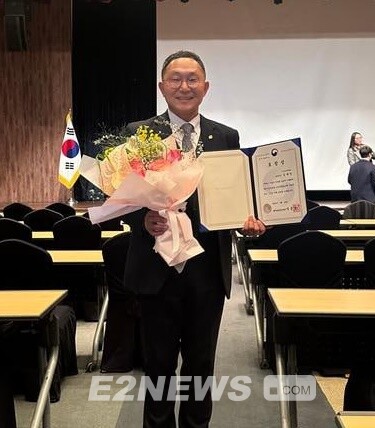 김태형 신성이엔지 상무가 제60회 기술사의 날에서 과기정통부 장관표창을 수상하고 기념촬영을 하고 있다.