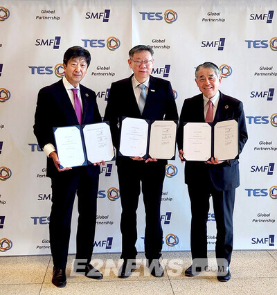 테렌스 응 테스 CEO, 마사키 타치바나 CEO, 히로츠구 하라다 SMFLR CEO가 협약 체결 후 협력을 다짐하고 있다.