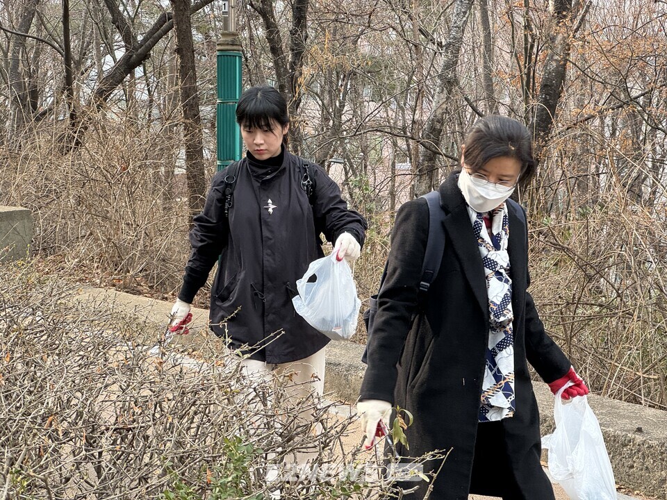애경케미칼 직원이 사업장 주변에서 쓰레기를 줍고 있다.
