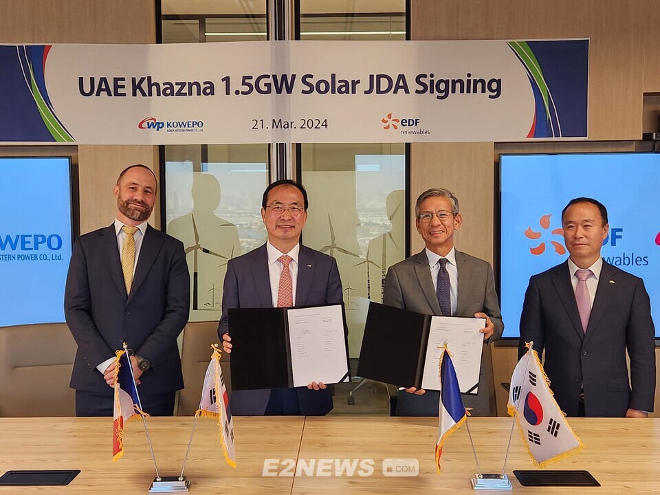 서부발전은 21일(목‧현지시간) 아랍에미리트(UAE) 두바이에서 프랑스국영전력회사(EDF‧Electricite de France)의 신재생발전 자회사인 EDF-R(EDF-Renewables)과 ‘UAE 카즈나(Khazna) 1.5GW 태양광 입찰사업 공동개발협약’(JDA)에 서명했다. 사진은 서규석 서부발전 사업부사장(왼쪽 두 번째)과 프랑수아 다오(Francois Dao) EDF-R 수석 중동아프리카 부사장(왼쪽 세 번째)이 협약서 서명 후 기념촬영하는 모습