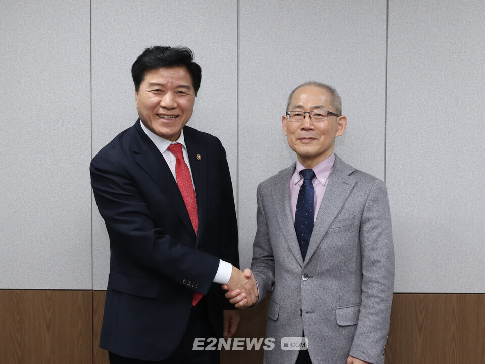 김경안 새만금개발청장(왼쪽)과 이희성 CF연합 회장이 면담 후 악수하고 있다.