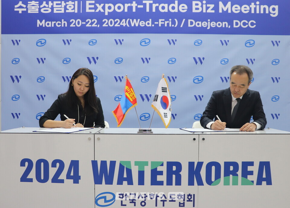 국내 물기업 대표가 외국 바이어와 수출계약을 체결하고 있다.