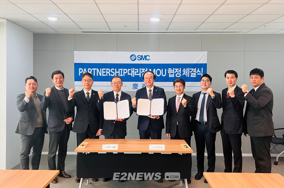 한국SMC와 대성산업 기계사업부 임직원들이 협약 체결 후 협력을 다짐하고 있다.