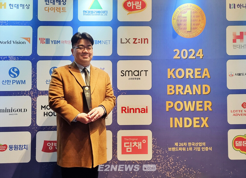 강상규 린나이 사업전략본부장이 ‘한국 산업의 브랜드파워 1위’ 인증패를 받은 후 기념촬영하고 있다.