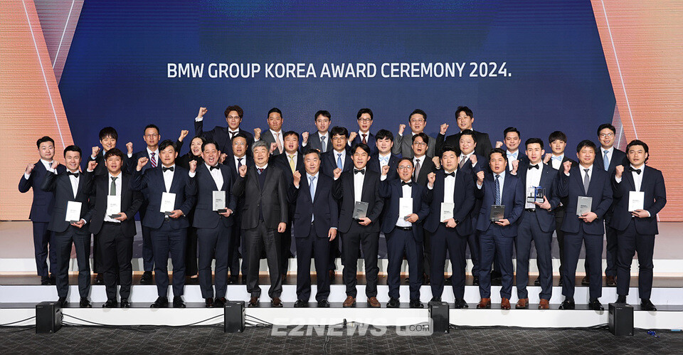 ’BMW 그룹 코리아 어워드 2024’에서 수상한 삼천리 모터스 임직원들이 기념촬영하고 있다.