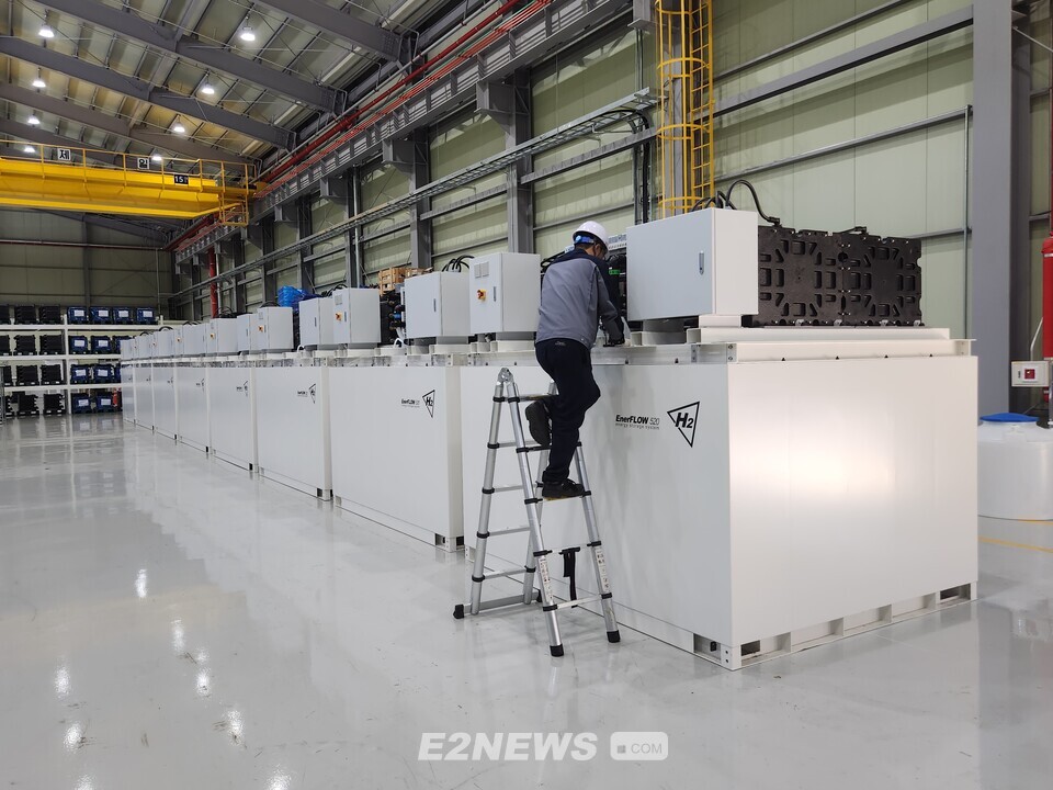 에이치투(H2) 계룡사업장내 바나듐흐름배터리(VFB) 생산라인. 직원이 194kWh급 블록형 제품을 살펴보고 있다.