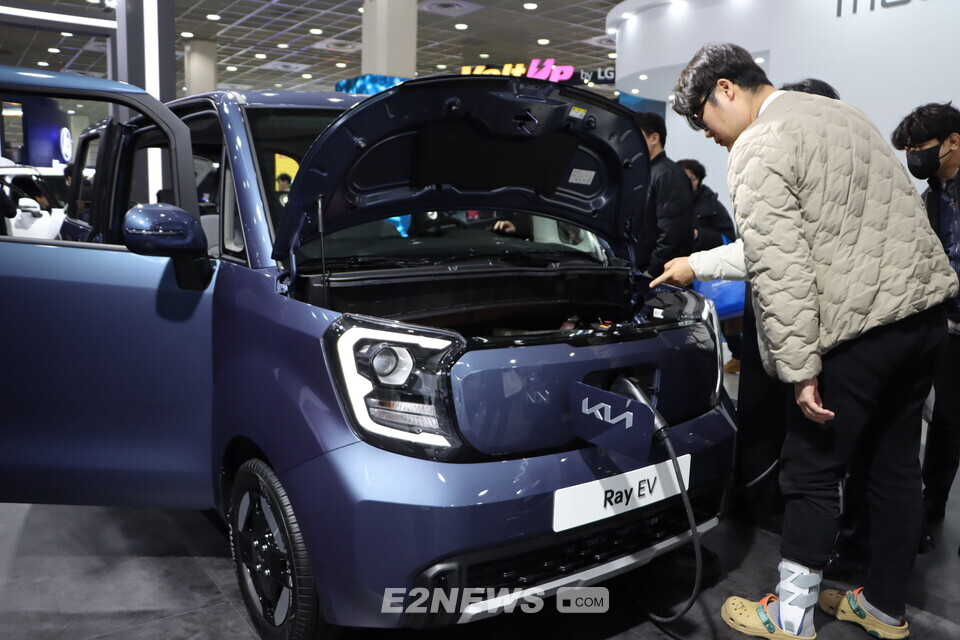 올 3월 서울 코엑스서 열린 'EV 트렌드 코리아 2024'에서 참관객들이 기아 레이EV를 둘러보고 있다.