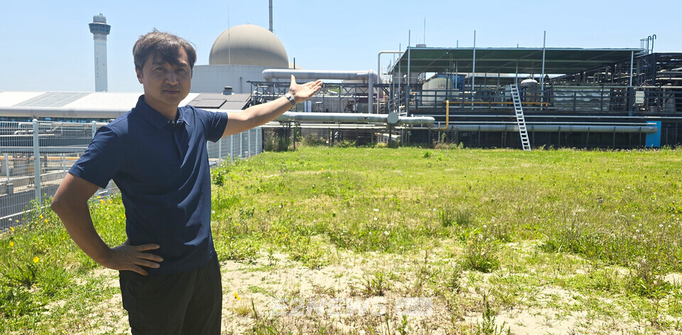 이재승 비이에프 대표가 아산 플랜트 주요설비를 설명하고 있다.