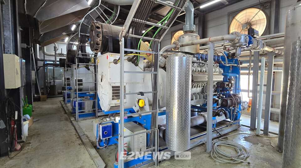 비이에프가 아산사업장에서 올초부터 가동을 시작한 가스엔진 발전기. 5기 2MW규모로 SMP와 REC 수익을 올리고 있다.