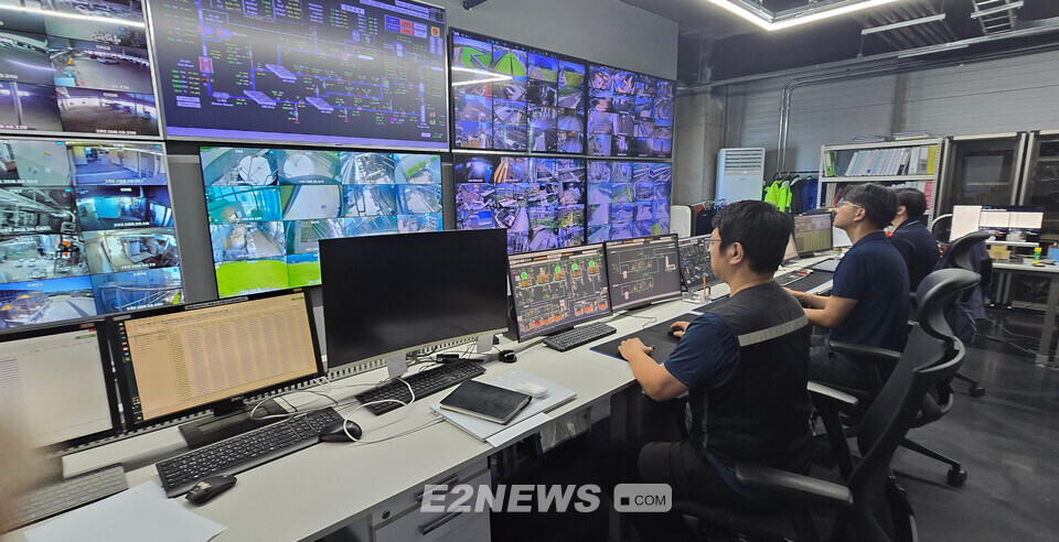 중앙제어실에서 비이에프(BeF) 직원들이 주요공정 운영현황을 지켜보고 있다.