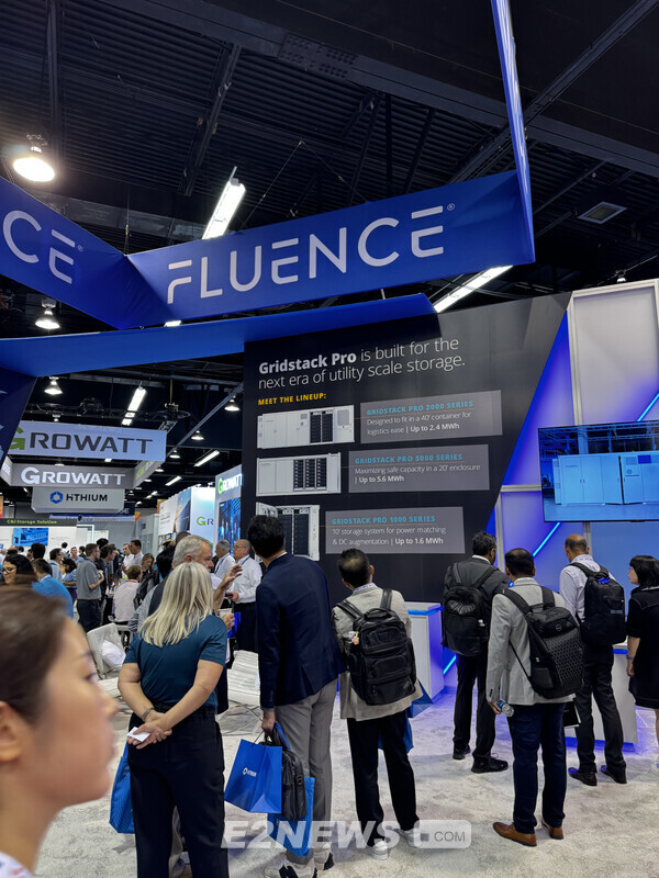 플루언스사(Fluence) 전시부스 앞에 모여든 관람객들