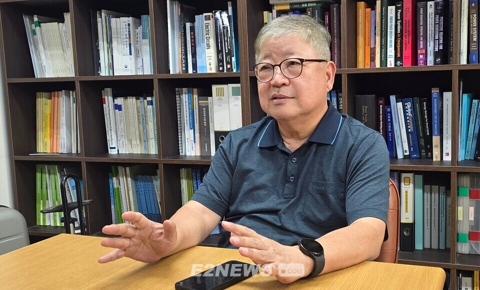 전영환 에너지전환포럼 상임공동대표가 홍익대 교수연구실에서 이투뉴스와 인터뷰하고 있다.