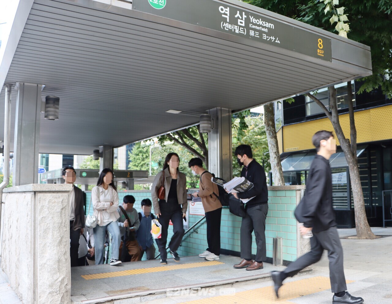 협회 회원사 관계자들이 GS타워가 있는 역삼역 8번출구에서 GS바이오 바이오공장 증설을 반대하는 내용의 항의서를 전달하고 있다.