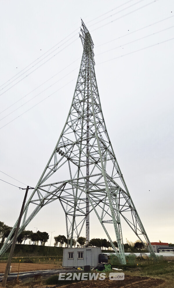 한강을 건너는 김포~파주간 초고압송전선로 송전탑 ⓒE2 DB