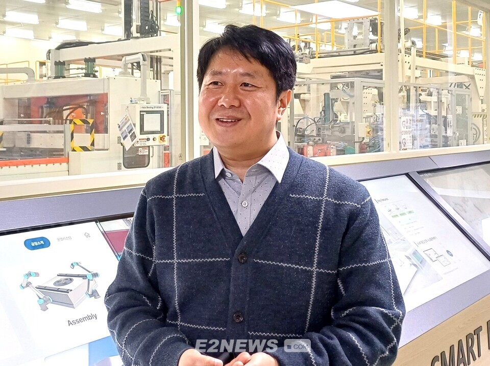 조현성 공장장이 용인 스마트팩토리 생산라인에 대해 설명하고 있다.