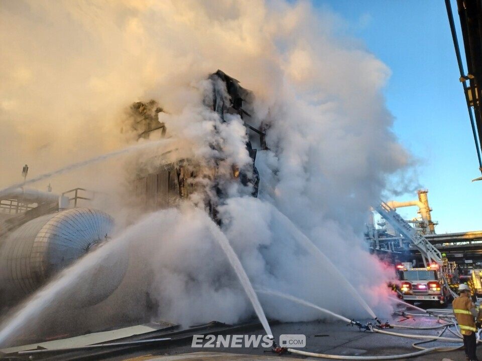 BESS 화재현장에서 소방대원들이 진화하고 있다