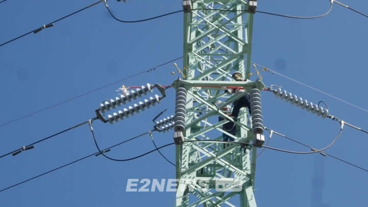 송전선로 관리 기술자가 154kV 애자를 점검하고 있다.