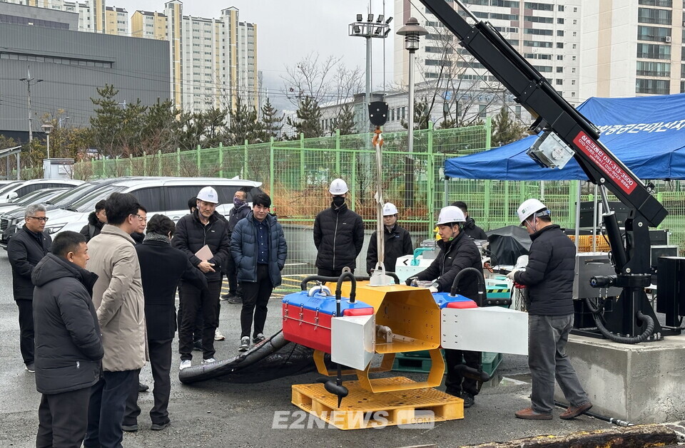 사각지대 해양쓰레기 수거를 위한 수상로봇의 하역작업을 벌이고 있다.