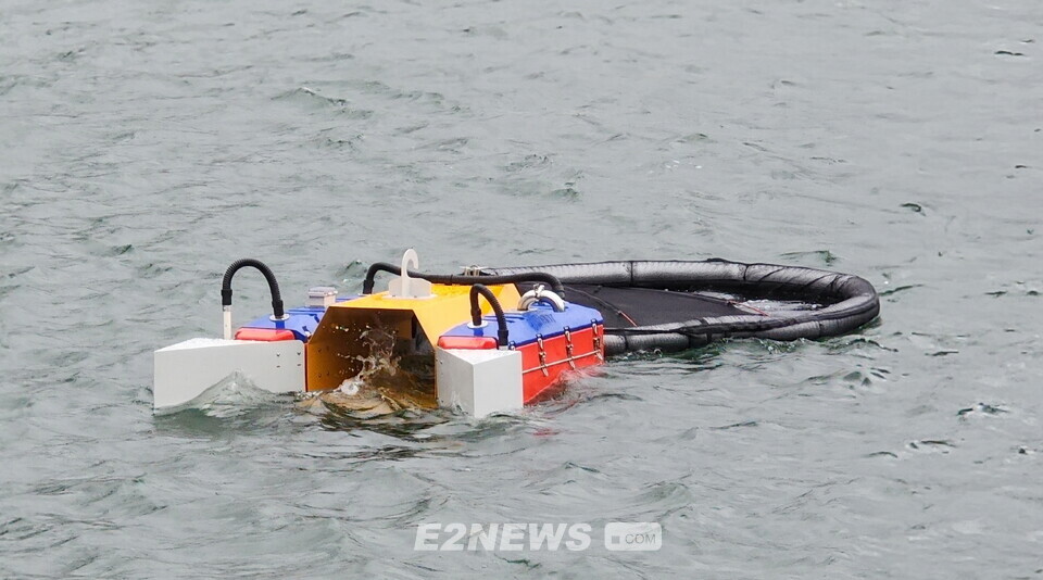 해양 부유쓰레기를 수거하고 있는 수상로봇.
