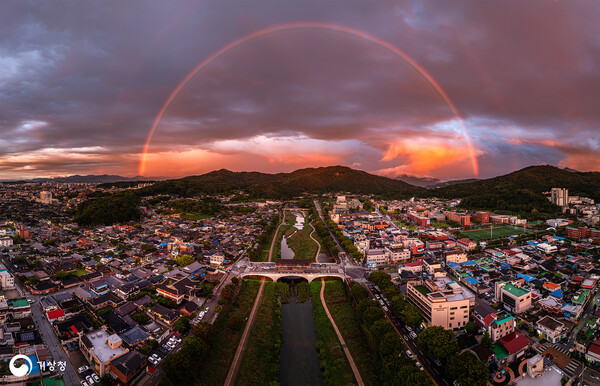 금상 수상작 '한옥마을 위 무지개'