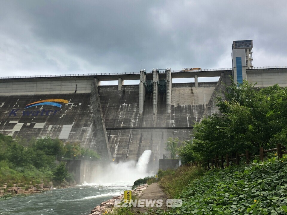 수자원공사(K-water, 사장 윤석대)가 의성군 산불진화를 돕기 위해 25일 상류 청송군 안덕면 소재 다목적댐인 성덕댐 방류량을 평소보다 3배 늘렸다. 성덕댐 비상 방류관에서 하류로 물이 쏟아지고 있다.