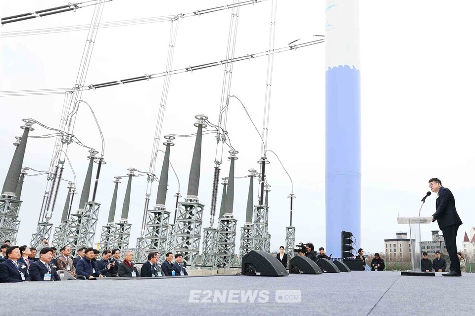 최남호 산업통상자원부 2차관(오른쪽 첫번째)이 2일 충남 당진시 서해대교 인근 해상철탑에서 열린 345kV 북당진~신탕정 송전선로 준공식에 참석해 축사를 하고 있다. 전형식 충남도 정무부지사, 홍성현 충남도의회 의장을 비롯한 정부 및 지자체 관계자 100여명이 참석했다.