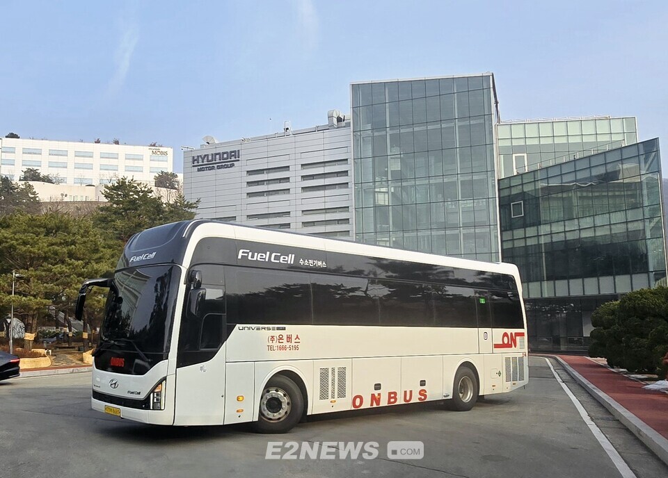 업무협약을 지원하기 위해 현대차 마북연구소 앞에 정차 중인 원더모빌리티의 셔틀용 수소버스.